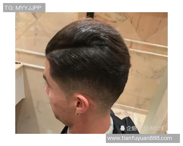 黑人足球明星大胆尝试白发造型引发热议与时尚潮流碰撞